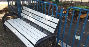 Вандали изкъртиха пейка и я закопчаха с катинар за детска площадка