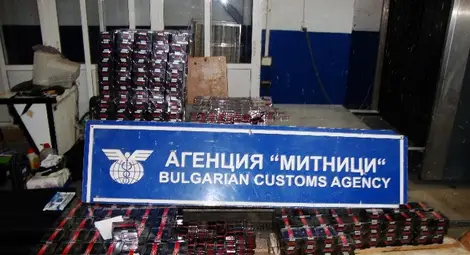 Митническите инспектори откриха тайник в лек автомобил с 130 000 къса цигари Митническите инспектори откриха тайник в лек автомобил с 130 000 къса цигари