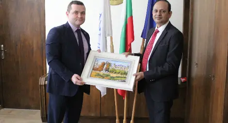 Дипломатът ще отнесе със себе си в посолството картина с изглед от Русе, която му дари кметът Пенчо Милков. Снимка: Община Русе Дипломатът ще отнесе със себе си в посолството картина с изглед от Русе, която му дари кметът Пенчо Милков. Снимка: Община Русе