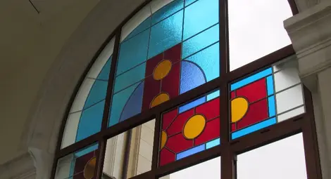 Витражи оформят входа на &bdquo;Всех Святих&ldquo;