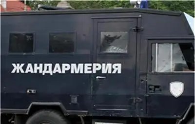 Обявен за издирване посреща с брадва жандармерията