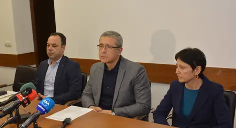 Окръжният прокурор Георги Георгиев, наблюдаващият прокурор Диана Неева и зам.-директорът на ОД МВР-Русе комисар Явор Димитров дадоха подробности за отвратителната престъпление на извънреден брифинг.                                Снимки: Русе Медиа