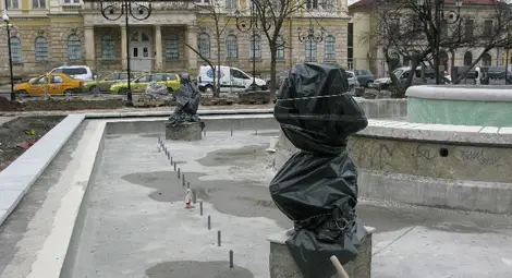 Опаковаха с черни найлони момичетата на Далчев пред фонтана на &bdquo;Батенберг&ldquo;