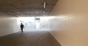 Момичета надраскаха прясно боядисаните плочки в подлеза на Кръговото