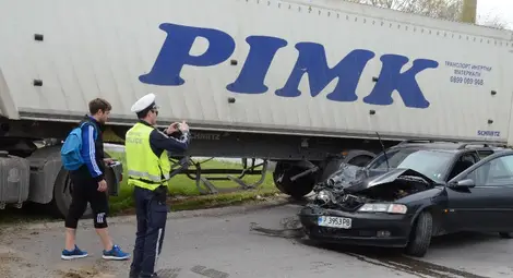 Тежък камион намачка кола на забранен обратен завой