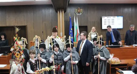 Коледарчета донесоха празнично настроение на последната сесия