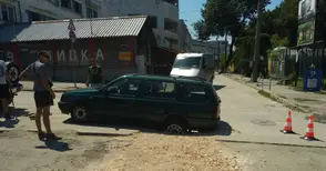 Дупка метър на два до „Ялта“ глътна кола в движение