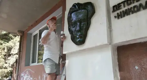 Зюхтю Калит върна достойнството  на русенски статуи и барелефи