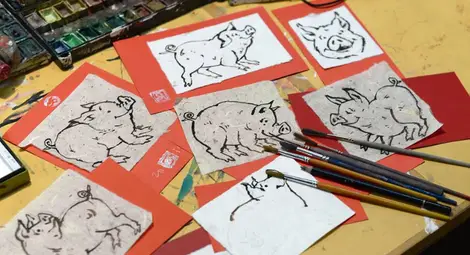 Оги Балканджиев рисува засмени прасета за Китайската нова година Оги Балканджиев рисува засмени прасета за Китайската нова година