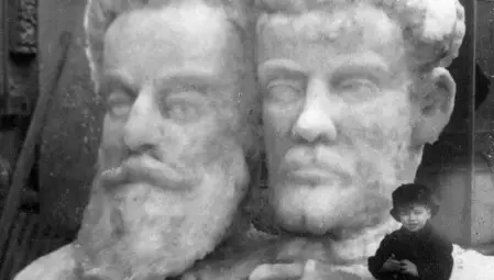 Първият паметник на Ботев в Русе - изработен от лед, скулптур Денчо Ножаров До него неотлъчно е Левски.