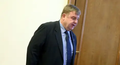 Каракачанов разреши полет на руски самолет със зенитни ракети за Сърбия