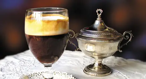 Чаша горещ шоколад и още нещо