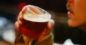 Двама изтрезняващи с бира се нахвърлили на полицаи