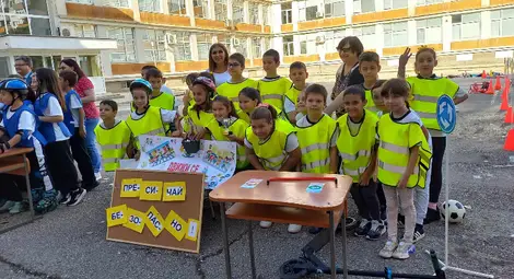 "Движи се безопасно!" - забавно и полезно състезание в русенското училище "Възраждане" /галерия/ "Движи се безопасно!" - забавно и полезно състезание в русенското училище "Възраждане" /галерия/