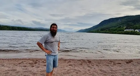 Александър на брега на Лох Нес. СНИМКА: Личен архив