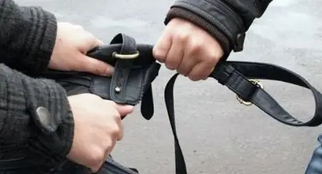 Възрастна жена ограбена от непознат в жилищен вход