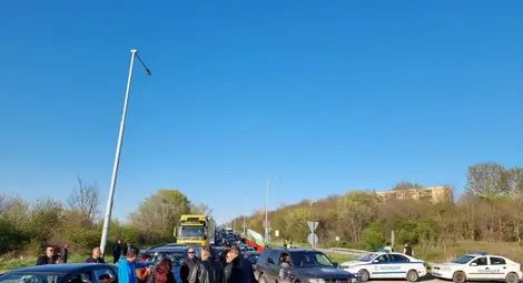 Автошествие от Мартен затвори малкото кръгово към Свободна зона. 					  Снимки: Русе Медиа 