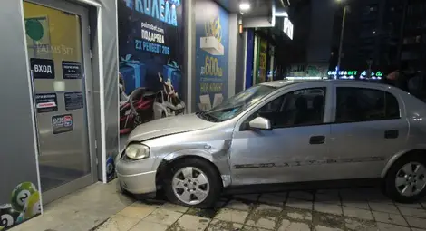 Блъсната от мерцедес кола едва не влезе в игрална зала в Русе