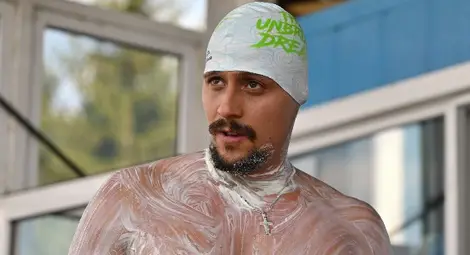 Теодор малко преди да скочи в езерото и 71 часа по-късно, минути след излизането си от водата.                  Снимки: Иво БОТЕВ, ФБ