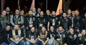 Мотоклуб Lowlanders се събира на рокерско парти за 13-и рожден ден