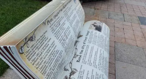 Първата вандализирана  пейка-книга вече е факт