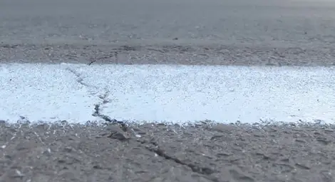 Пукнатини зейнаха по новата велоалея срещу библиотеката Пукнатини зейнаха по новата велоалея срещу библиотеката