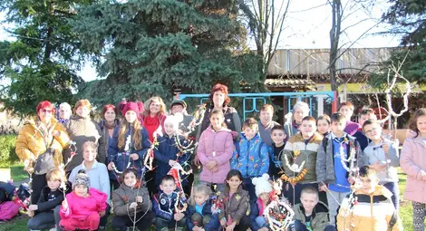 Деца от Семерджиево майсториха  красиви сурвачки за празниците