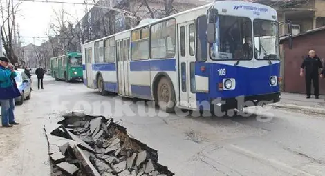 Камион хлътна в огромна дупка на врачански булевард Камион хлътна в огромна дупка на врачански булевард