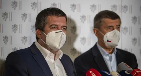 Чешкият премиер Андрей Бабиш и вътрешния и външен министър Ян Хамачек на пресконференцията в Прага в събота.