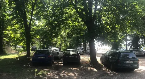 Съветник настоява за голям  паркинг до тенис кортовете