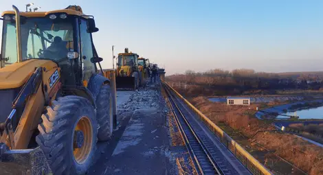 Премахната е старата настилка, парапетът и осветлението в платното за Румъния на Дунав мост при Русе