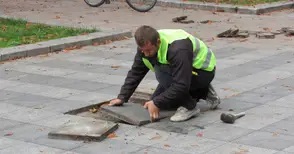 Започна традиционният есенен ремонт на плочките по площада