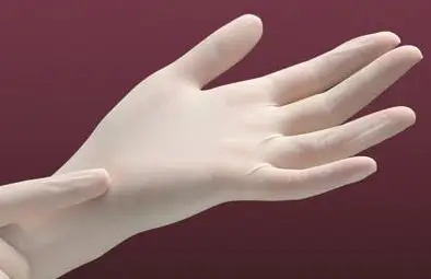 Испанската медицинска сестра се е заразила с Ебола от ръкавица