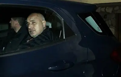 Доказателствата срещу Борисов - снимки и видео как взима плик от Божков?