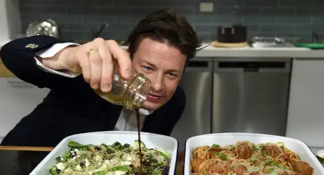 Джейми Оливър: След пет деца съм по-влюбен в жена си