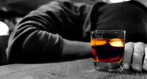 Пияна дама хвърляла чаши по бармана в 4 часа призори