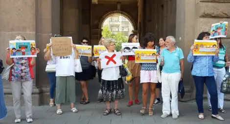 Родители протестират срещу задължителните маски в училищата Родители протестират срещу задължителните маски в училищата