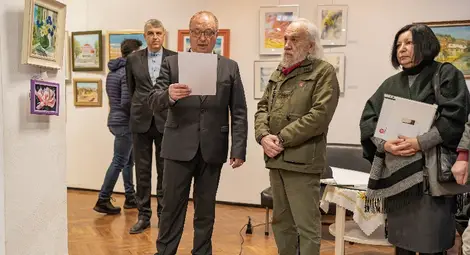 Володя Кенарев с почетния знак на областния управител и наградата на името на Пламен Монев Володя Кенарев с почетния знак на областния управител и наградата на името на Пламен Монев