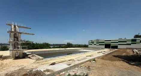 Строителството на новия плувен комплекс може да продължи още година Строителството на новия плувен комплекс може да продължи още година