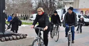 Холандски дипломат рискува с колело в Русе