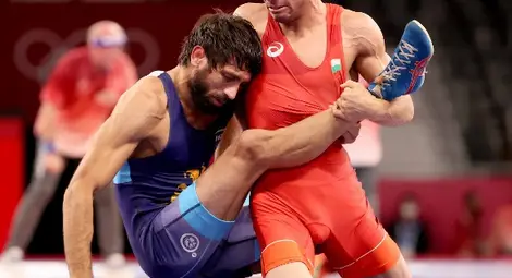 Вангелов с победа и загуба в Токио