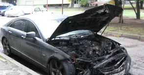 Съседи гасят с кофи вода пламнал пред блока мерцедес