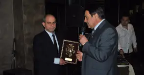 Кметът Стоилов и зам. областният Янчев с отличие от Централния  кооперативен съюз