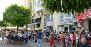 Стотици стояха часове на опашка  за новата книга на влогъра Стан