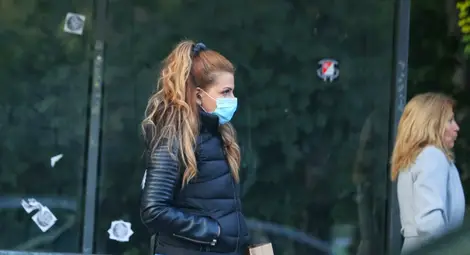 Маските на открито задължителни при струпване на хора