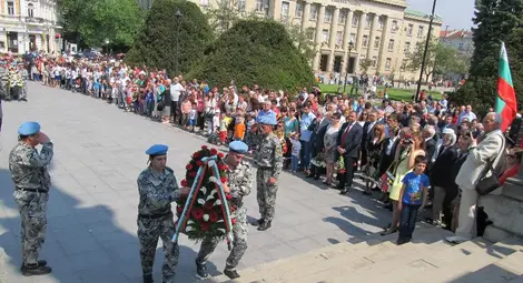 Военни маршове огласиха площада за празника на Русе и Деня на храбрoстта