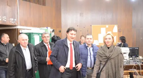 Водачът на БСП Крум Зарков /в средата/ внесе документите за регистрация на листата.              Снимка: Красимир СТОЯНОВ