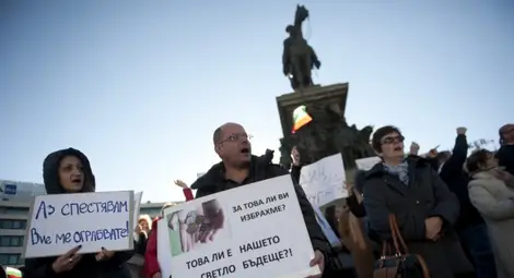 Протестиращи спряха движението пред парламента