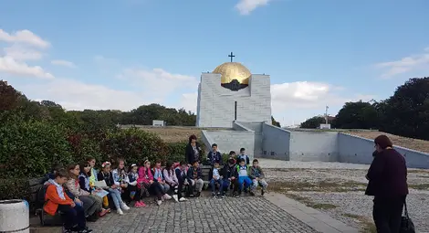 Деца от СУ "Възраждане" усвояваха градската разходка като техника за релакс