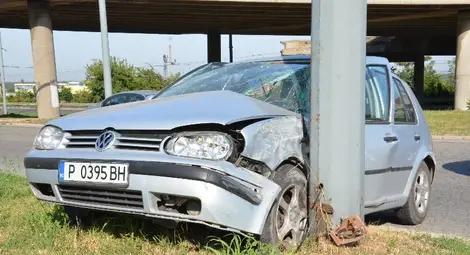 Младеж с разкъсана роговица от строшено при катастрофа стъкло